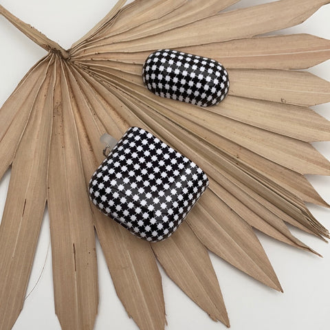 SAMPLE SALE: Monochrome Dogtooth Print AirPods case